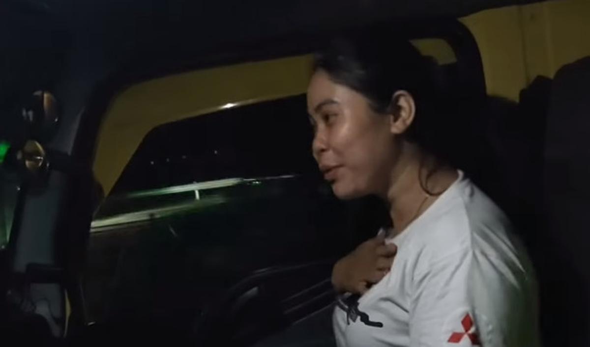 "Dhita ketilang. Ditilang enggak?" tanya sang pemilik video.