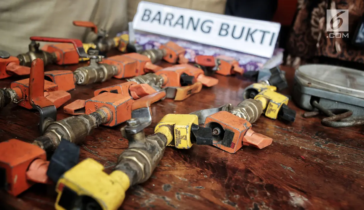 Barang bukti tabung gas oplosan di Cipayung, Jakarta, Selasa (22/1). Polda Metro Jaya menyita 1.200 tabung LPG ukuran 3 Kg, 242 ukuran 12 Kg, 14 selang pipa besi regulator pemindah isi gas dan 1 kantong segel tabung gas. (Liputan6.com/Faizal Fanani)