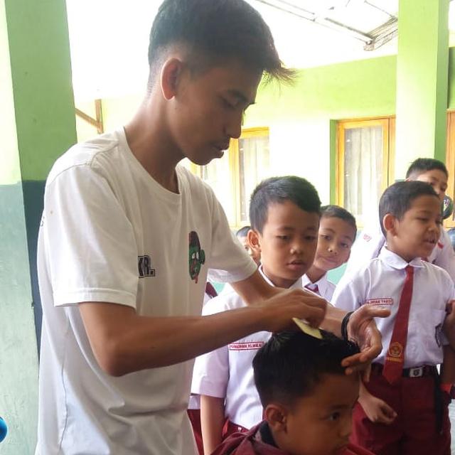 Kejutan Potong Rambut Gratis Ratusan Siswa Sd Di Garut Saat Hari