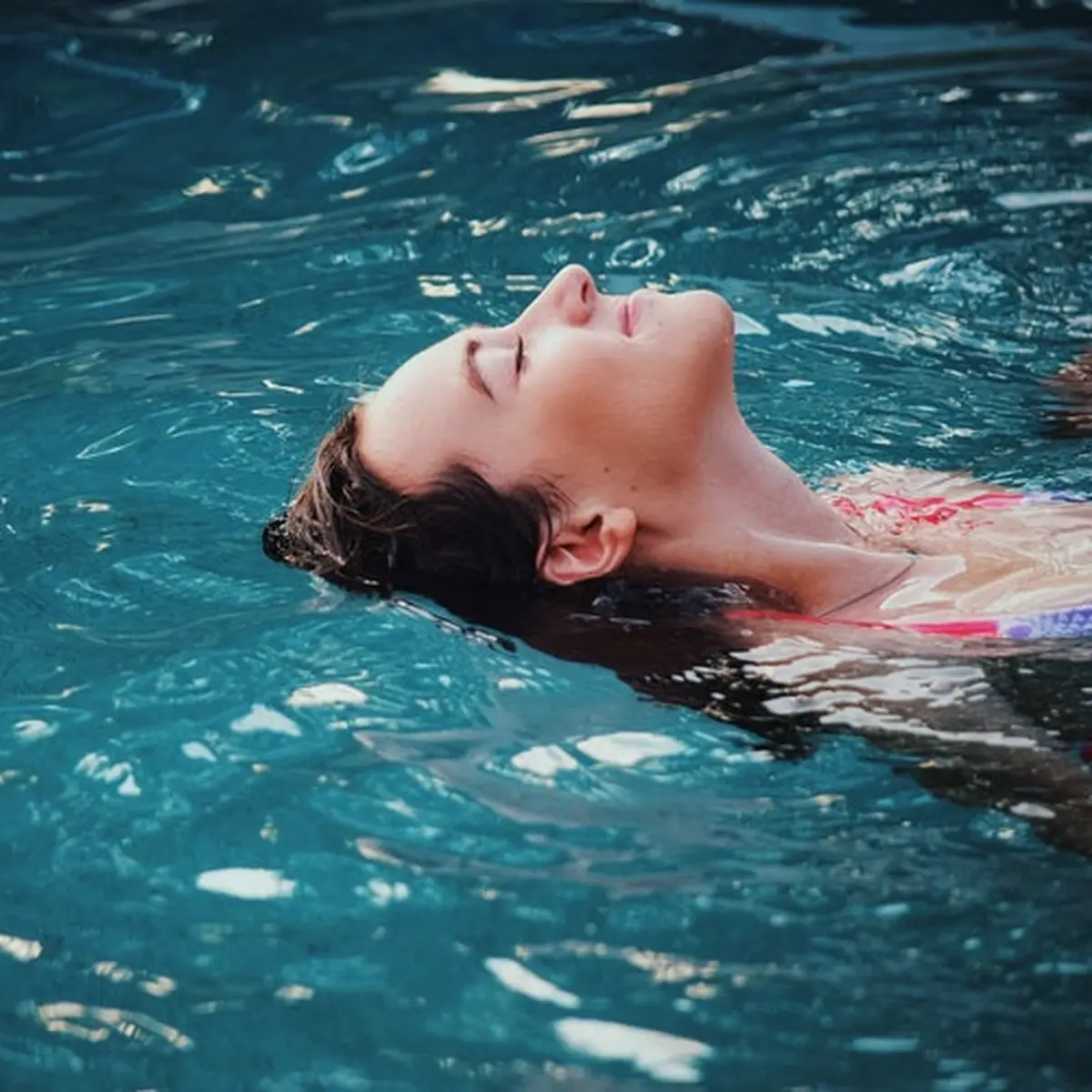 Arti Mimpi Berenang, Terkait Aspek Emosi dalam Diri - Ragam