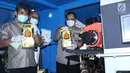 Polisi menunjukkan barang bukti kasus penyelundupan narkoba sebelum dimusnahkan di Jakarta, Senin (18/2). Polda Metro Jaya memusnahkan 127 kg sabu, 92.000 butir ekstasi, serta 325 gram ganja dari tiga kasus berbeda. (Liputan6.com/Immanuel Antonius)