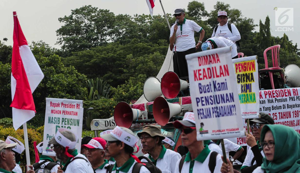 Massa yang tergabung dalam FP3PP berorasi di depan Istana Negara, Jakarta, Rabu (25/10). Mereka menuntut pemerintah membayarkan pensiunan PNS Mantan PNS Perjan Pegadaian Depkeu. (Liputan6.com/Faizal Fanani)