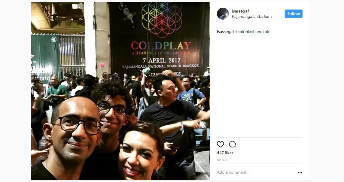 Najwa Shihab bersama suami dan anaknya menonton konser Coldplay.