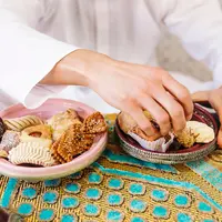 Sayangi kesehatan saat berpuasa dengan menjaga pola makan yang sering diabaikan. (Sumber: Freepik).