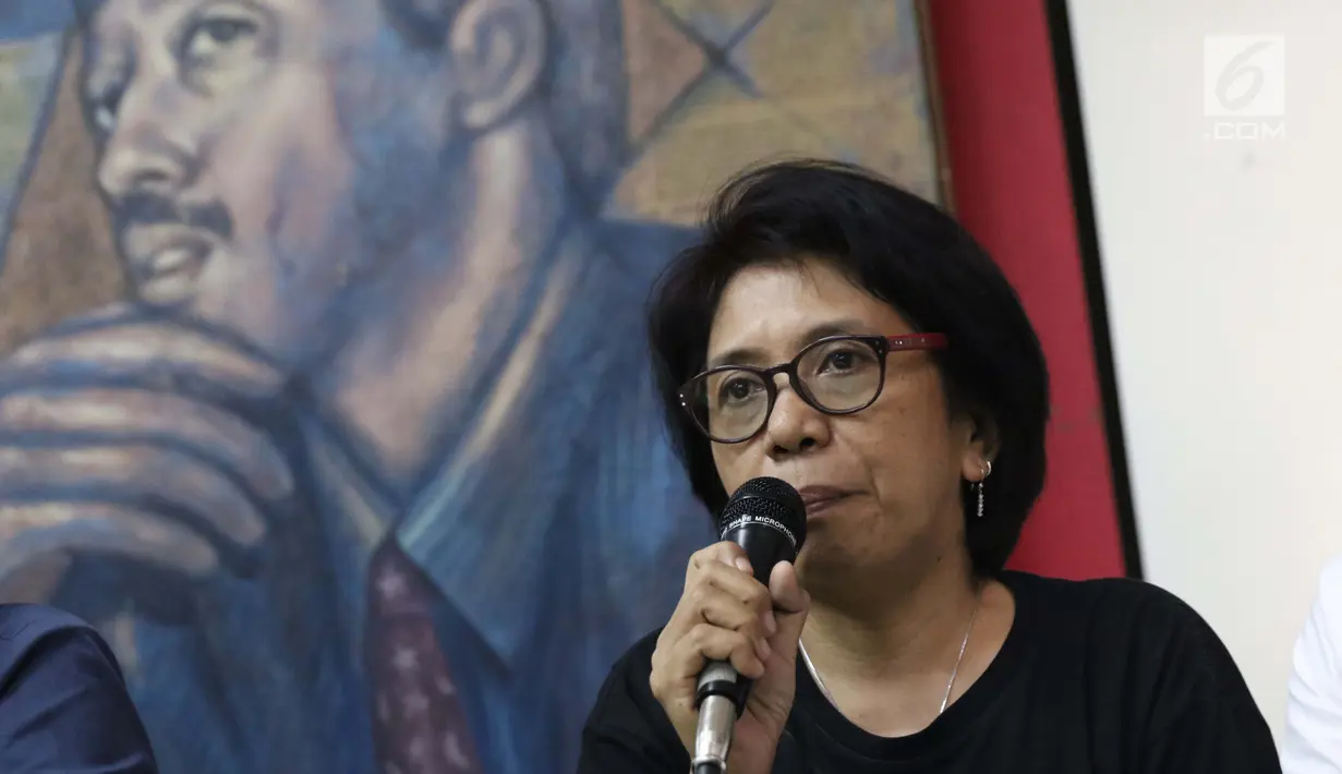 Istri aktivis HAM Munir, Suciwati saat menyampaikan keterangan bersama terkait 15 tahun terbunuhnya aktivis HAM Munir di Jakarta, Jumat (6/9/2019). Koalisi Keadilan untuk Munir mendesak pemerintah tegas dan serius menuntaskan kasus Munir. (Liputan6.com/Helmi Fithriansyah)
