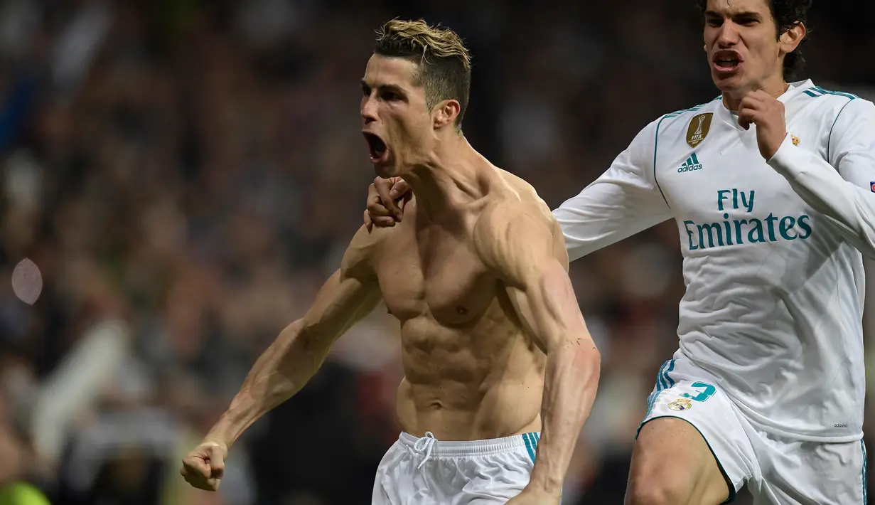 Striker Real Madrid Cristiano Ronaldo bersama rekannya Jesus Vallejo merayakan golnya saat melawan Juventus dalam pertandingan Liga Champions di stadion Santiago Bernabeu, Madrid (11/4). (AFP Photo/Oscar Del Pozo)