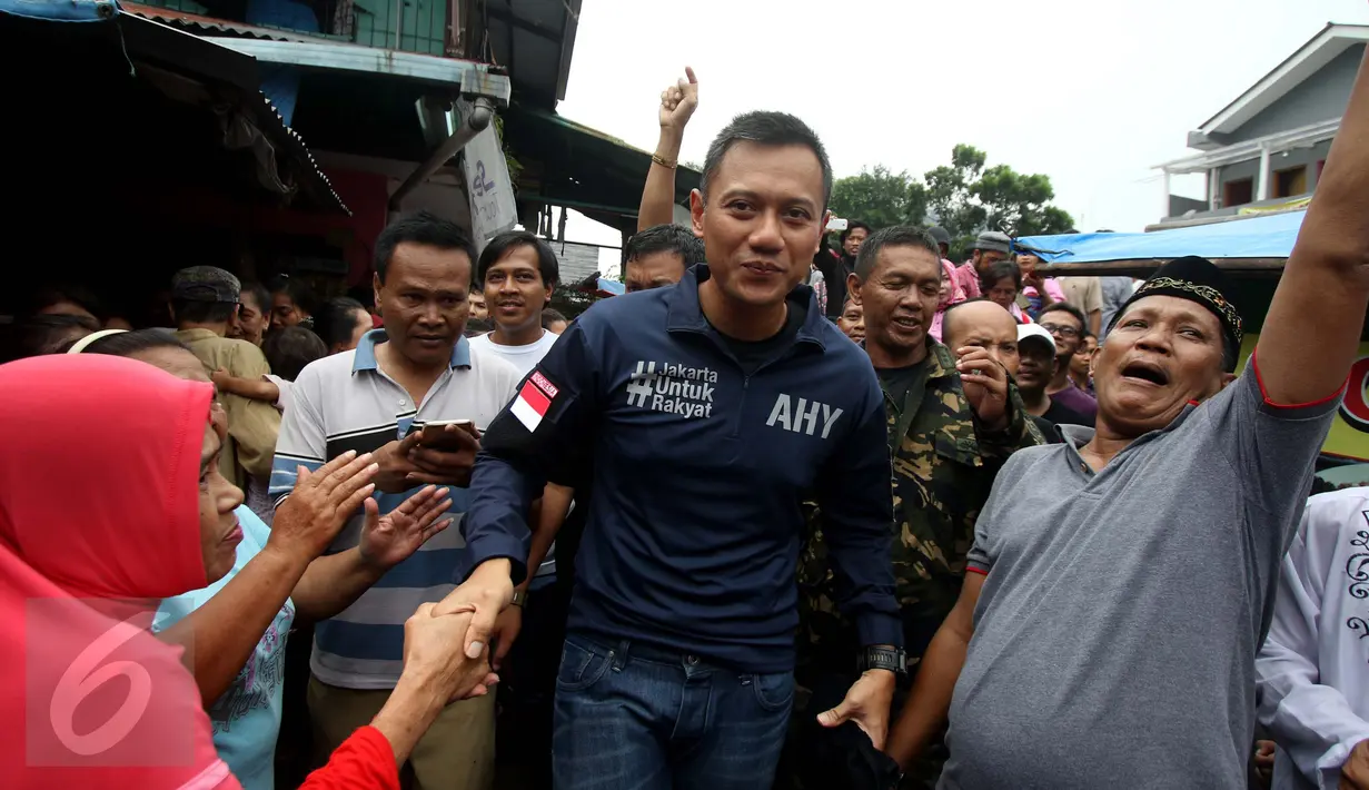 Cagub DKI Jakarta Agus Harimurti Yudhoyono disambut pedagang dan pengunjung Pasar Paseban, Jakarta Pusat, Jumat (11/11). Di pasar itu, Agus mengunjungi lapak para pedagang dan menampung berbagai keluhan serta masukan mereka. (Liputan6.com/Gempur M Surya)