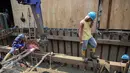 Aktivitas pekerja saat memasang pipa gas, Jakarta, Rabu (30/9/2015). PT Perusahaan Gas Negara Tbk (PGN) mengklaim siap menjadi aggregator gas atau badan penyangga gas nasional. (Liputan6.com/Faizal Fanani)