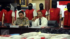 Direktur Reserse Kriminal Khusus Polda Metro Jaya, Kombes Pol Mujiono (kanan) memberikan keterangan pengungkapan penipuan online menggunakan VOIP di Jakarta, Senin (1/2/2016). 9 WNA serta 1 WNI ditahan dalam kasus ini. (Liputan6.com/Helmi Fithriansyah)