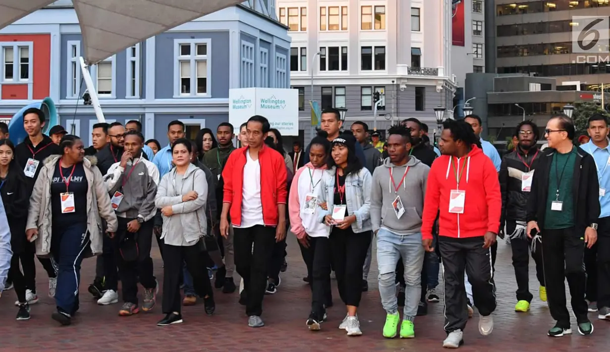 Presiden Joko Widodo dan Ibu Negara Iriana Joko Widodo berjalan kaki sambil berbincang bersama pelajar dan mahasiswa Indonesia di sekitar Water Front di Selandia Baru (19/3). (Liputan6.com/Pool/Biro Pers Setpres)
