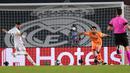 Striker Real Madrid, Karim Benzema, mencetak gol ke gawang Atalanta pada laga Liga Champions di Stadion Alfredo di Stefano, Rabu (17/3/2021). Real Madrid menang dengan skor 3-1. (AP/Bernat Armangue)