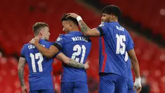 Striker Inggris, Ollie Watkins (tengah) merayakan gol kelima Inggris yang dibuatnya ke gawang San Marino dalam laga Kualifikasi Piala Dunia 2022 Zona Eropa Grup I di Wembley Stadium, London, Kamis (25/3/2021). Inggris menang 5-0 atas San Marino. (AP/Adrian Dennis/Pool)