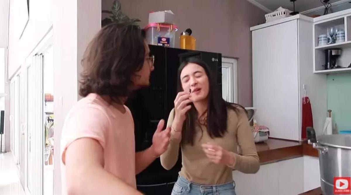 5 Potret Dapur Mungil Bryan Domani, Homey Bernuansa Putih & Kayu - Mawar de Jongh Pernah Diajak Masak di Sana