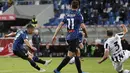 Gelandang Atalanta, Ruslan Malinovskyi (kiri) melepaskan tendangan yang berbuah gol penyeimbang 1-1 ke gawang Juventus dalam laga final Coppa Italia 2020/2021 di Mapei Stadium, Rabu (19/5/2021). Atalanta kalah 1-2 dari Juventus. (AP/Antonio Calanni)