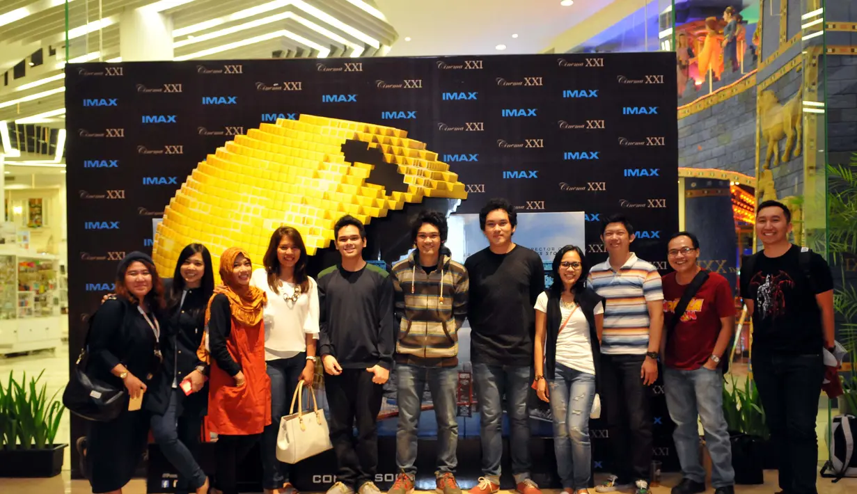 Para pengunjung berpose usai menonton Premier Film Pixels di IMAX Gandaria City, Jakarta, Rabu (29/7/2015). Film Pixels menjadi obat rindu untuk para penggemar game klasik tahun 90-an. (Liputan6.com/Panji Diksana)