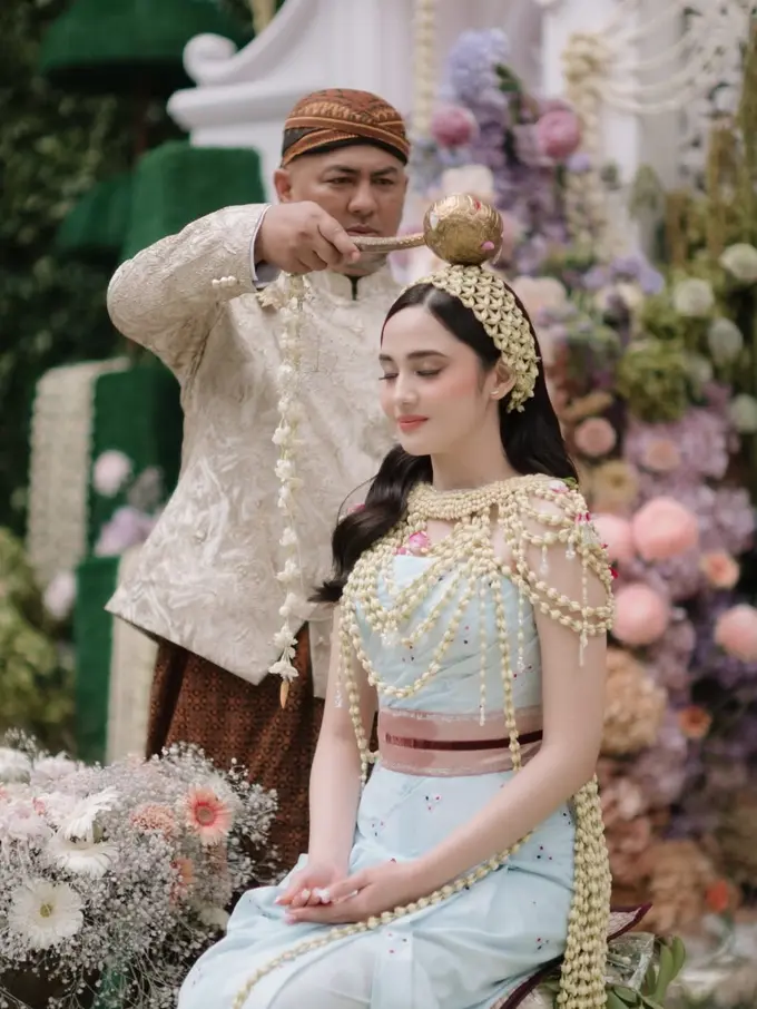 Ronce Melati Naik Level! Gaya Siraman Syifa Hadju Bak Putri Bridgerton, Perpaduan Jawa & Regency yang Memikat