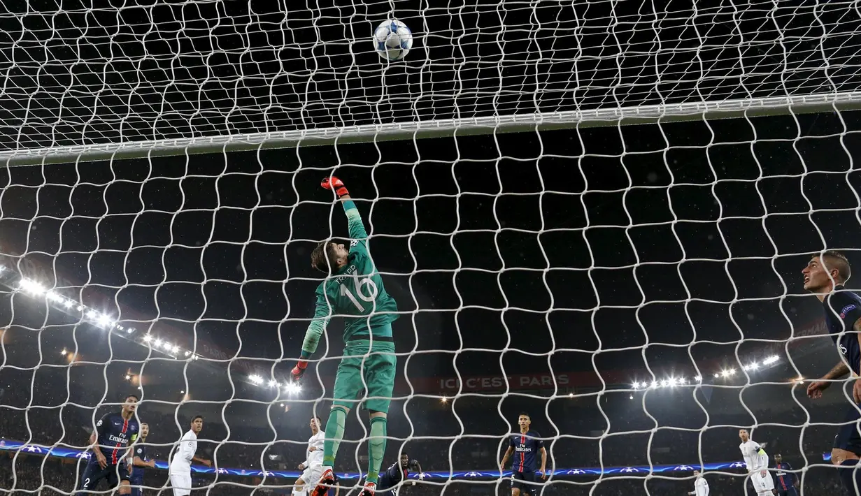 Kiper PSG, Kevin Trapp berhasil menghalau bola tendangan pemain Real Madrid di lanjutan Grup A Liga Champions di Stadion Parc des Princes, Paris, Prancis, Kamis (22/10/2015) dini hari WIB. (Reuters/Benoit Tessier)
