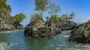 Sementara, dari pusat Kota Trenggalek, rute perjalanan menuju kawasan Lembah Watu Pawon dapat ditempuh ke arah selatan melewati Dongko hingga mencapai jalur Pantai Konang. Setelah melewati jembatan dekat pantai, jalanan mulai menyempit dan tidak beraspal hingga tiba di area parkir. Perjalanan kemudian dilanjutkan dengan berjalan kaki sekitar 150 meter menuju lembah. (merdeka.com/Arie Basuki)