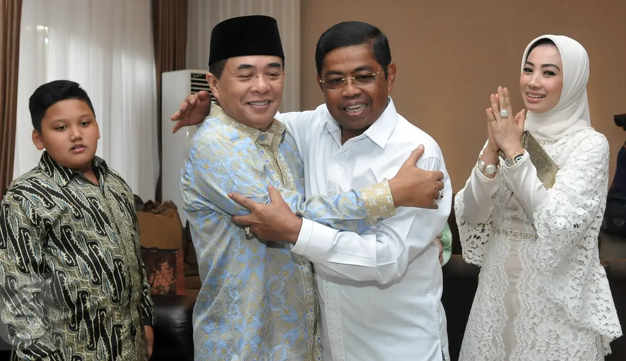 Ketua DPR Ade Komarudin (kedua kiri) bersama Sekjen Partai Golkar Idrus Marham (kedua kanan) saat acara Open House di Rumah Dinas Ketua DPR, Jakarta, Rabu (6/7). (Liputan6.com/JohanTallo)
