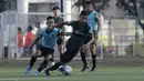 Pemain Timnas Indonesia U-22, Osvaldo Haay, berebut bola saat internal game di Lapangan C, Senayan, Jakarta, Selasa (19/11). Timnas U-22 terus matangkan skema permainan lewat internal game. (Bola.com/Yoppy Renato)