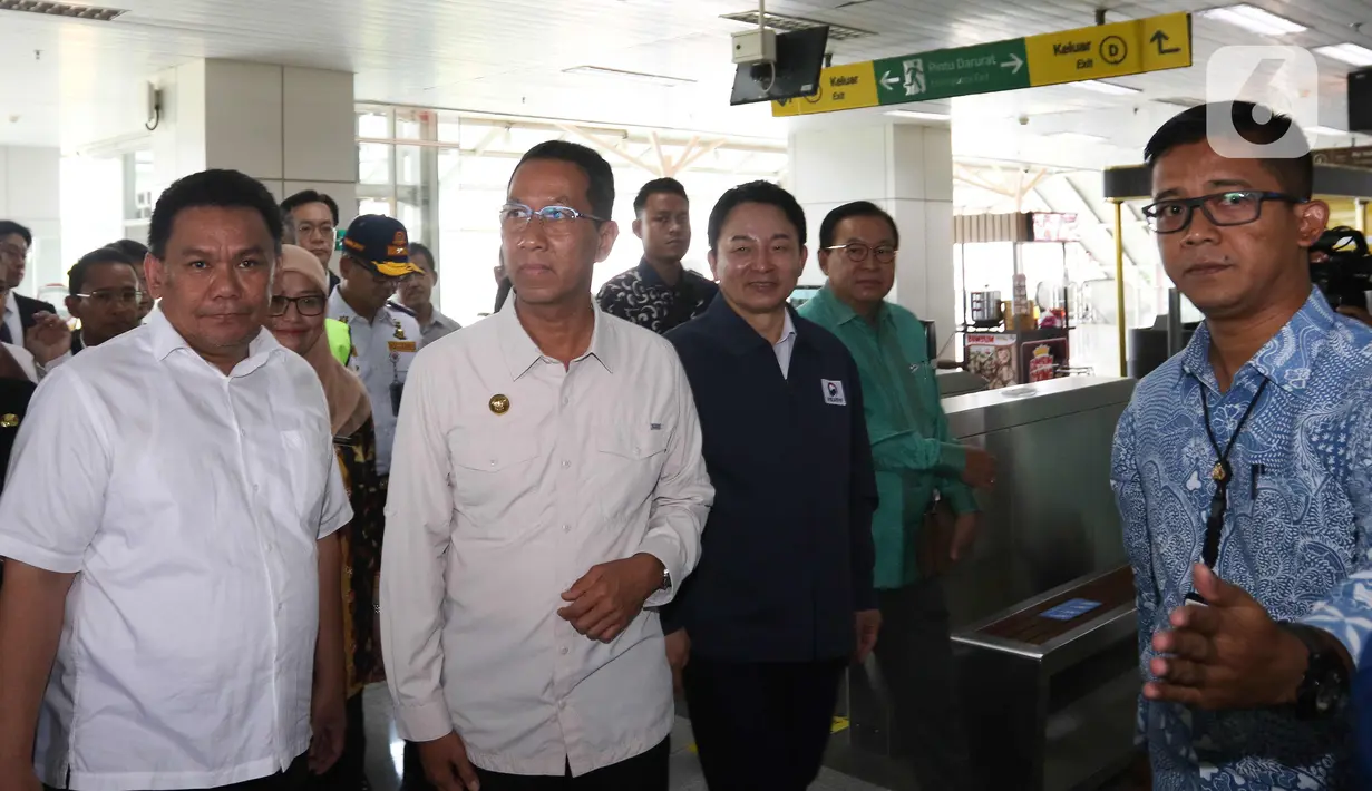 Heru Budi dan Won Hee Ryong menempuh rute dari Stasiun Velodrome menuju Stasiun Pegangsaan Dua. (Liputan6.com/Herman Zakharia)