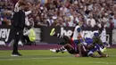 Penyerang West Ham, Michail Antonio berebut bola dengan pemain Chelsea, Axel Disai disaksikan pelatih Mauricio Pochettino selama pertandingan Liga Inggris di Stadion London di London, Minggu, 20 Agustus 2023. (AP Photo/Alberto Pezzali)