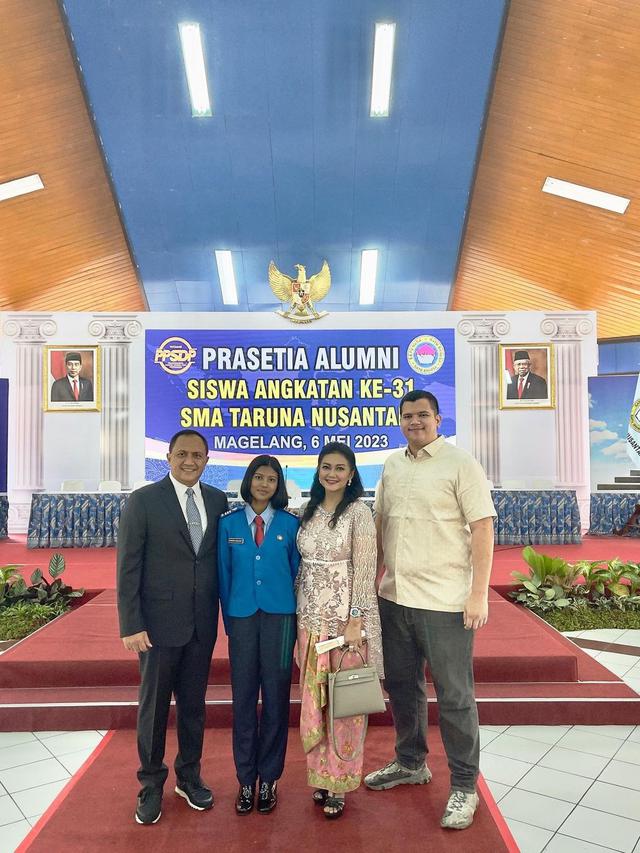 6 Potret Bella Saphira Hadir di Wisuda Putri Sambungnya, Makin Kompak
