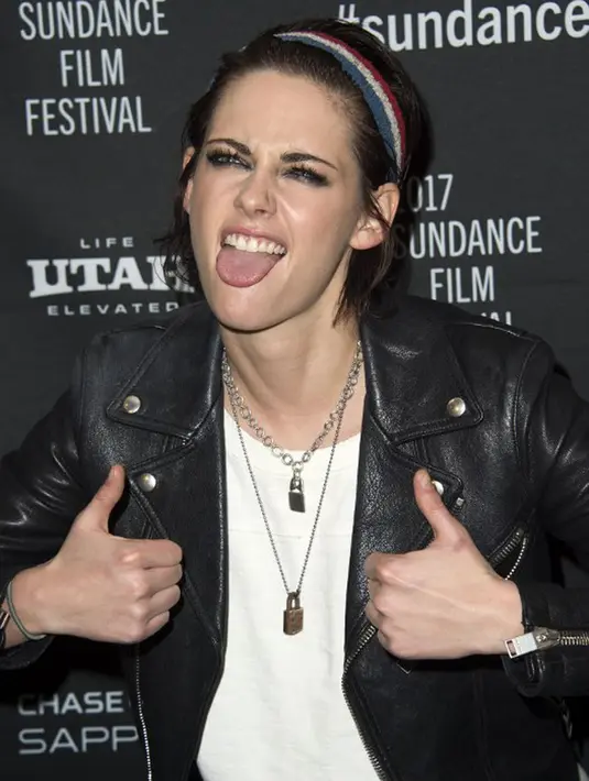 Tampilan pertama K-Stewart dengan rambut bondolnya itu tidak hanya membuat masyarakat terpusat dengannya saat berada di acara promo filmnya itu.  (AFP/Bintang.com)