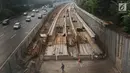 Penampakan kontruski pembangunan proyek kereta ringan (Light Rail Transit/LRT) di kawasan Kampung Makassar, Jakarta, Rabu (19/7). Proyek ini ditargetkan rampung pada tahun 2018. (Liputan6.com/Immanuel Antonius)
