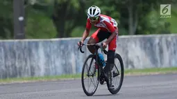 Atlet ParaCycling, M Fadli Immamuddin saat laga di nomor Mens C4 Road Race Asian Para Games 2018 di Sirkuit Sentul Bogor, Selasa (9/10). M Fadli menempati posisi keempat. (Liputan6.com/Helmi Fithriansyah)