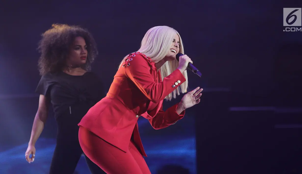  Penyanyi Bebe Rexha saat tampil pada malam puncak HUT ke-27 SCTV di Hall D, Jiexpo Kemayoran, Jakarta, Kamis (24/8). Bebe Rexha membawakan dua lagu andalannya "In the Name of Love" dan "I Got You". (Liputan6.com/Herman Zakharia)