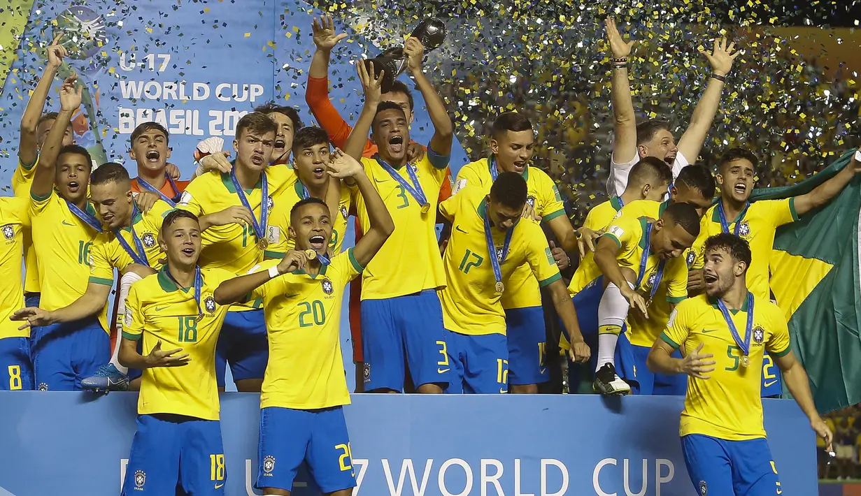 Selebrasi para pemain Timnas Brasil dengan medali dan trofi juara Piala Dunia U-17 2019 setelah mengalahkan Meksiko pada laga final di Bezerrao Stadium, Brasil (17/11/2019). Brasil menjadi negara dengan raihan trofi terbanyak dari 24 peserta Piala Dunia U-17 2023. Selecao Muda total 4 kali menjadi juara, pada 1997, 1999, 2003 dan 2019. Mereka hanya kalah dari Nigeria yang tak lolos ke Indonesia, dengan raihan 5 trofi juara. (AFP/Miguel Schincariol)
