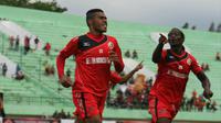 Gelandang Semen Padang, Vendry Mofu melakukan selebrasi usai mencetak gol ke gawang Mitra Kukar di laga kedua Grup D babak 8 besra Piala Jenderal Sudirman, di Stadion Manahan, Solo, Selasa (15/12/2015). (Bola.com/Robby Firli)