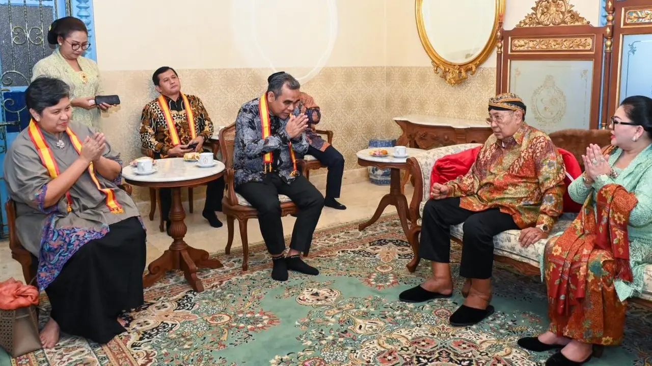 Ketua MPR RI Ahmad Muzani bersama Wakil Ketua MPR Lestari Moerdijat melakukan kunjungan ke Kesunanan Surakarta Hadiningrat, di Kompleks Keraton Surakarta, Kota Surakarta, Jawa Tengah.