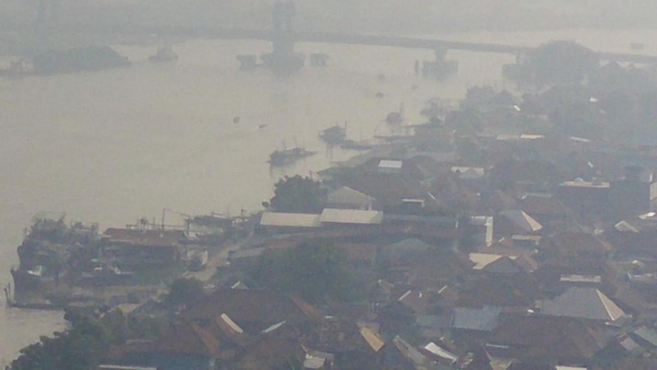 Penampakan kabut asap pekat yang mengepung Kota Palembang, pada Kamis (14/9/2023). Sebaran kabut asap ini dipicu oleh kebakaran hutan dan lahan (karhutla) yang terjadi di wilayah Sumatera Selatan.