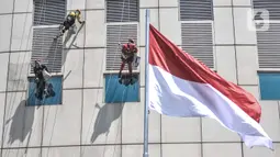 Pekerja saat melakukan perawatan gedung perkantoran di kawasan Sudirman, Jakarta, Senin (30/11/2020). BSU BLT BPJS Ketenagakerjaan termin 2 tahap 6 ini sebagai lanjutan dari sisa pekerja yang belum menerima bantuan pada termin 2 tahap 5. (merdeka.com/Iqbal S. Nugroho)