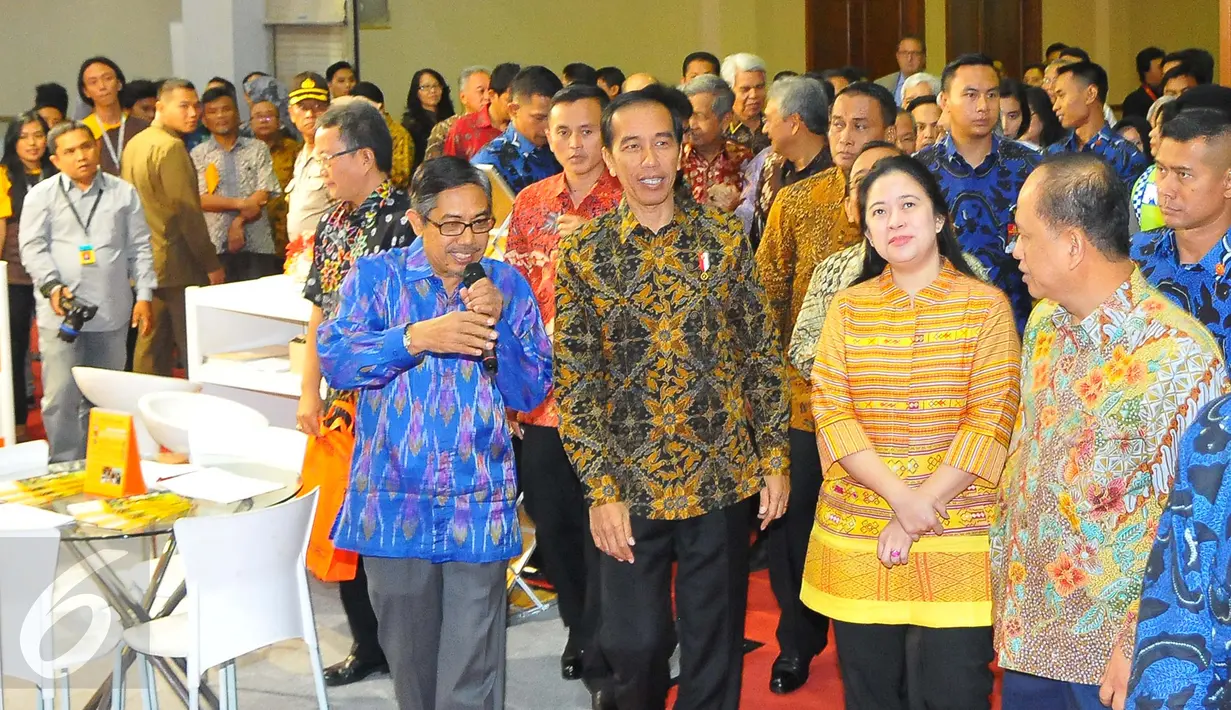 Presiden Joko Widodo saat meninjau pameran 26th Education and Training Expo 2017 di JCC, Jakarta, Kamis (2/2). Pameran pendidikan tinggi dan pelatihan ini diikuti kurang lebih 160 PTN/PTS dalam dan Luar Negeri. (Liputan6.com/Angga Yuniar)