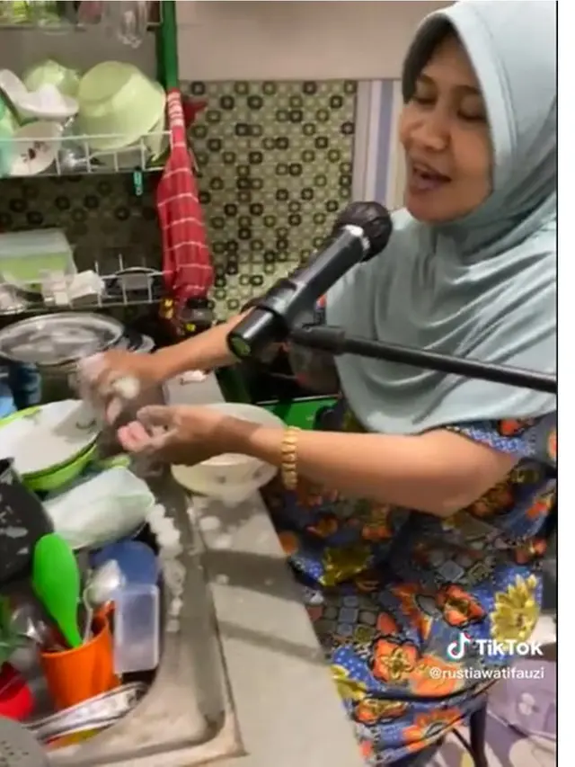 Aksi Ibu-Ibu Nyuci Piring Sambil Nyanyi Lagu Yeni Inka, Netizen: Fix Dapur Rekaman