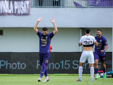 Sikap hormat ditunjukkan oleh pemain Persita Tangerang, Javlon Guseynov setelah mencetak gol ke gawang Borneo FC dalam laga lanjutan BRI Liga 1 2025/2026, Jumat (09/01/2026). (Bola.com/Bagaskara Lazuardi)