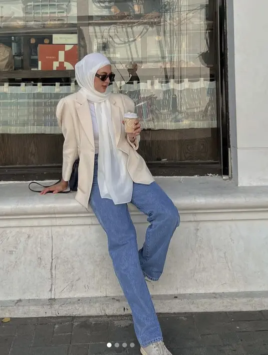 Paula Verhoeven memiliki gaya chic yang maksimal. Ia memadukan tampilan stylish yang tak lekang oleh waktu. [Foto: Instagram/ Paula Verhoeven]
