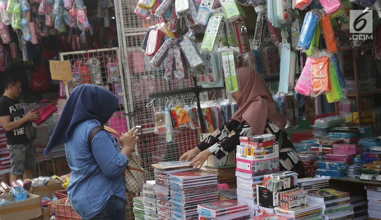Warga memilih keperluan sekolah yang akan dibelinya di Pasar Asemka, Jakarta, Selasa (7/9/2019). Banyaknya pilihan dan murahnya harga yang ditawarkan menjadikan Pasar Asemka sebagai lokasi favorit warga berbelanja keperluan sekolah . (Liputan6.com/Helmi Fithriansyah)