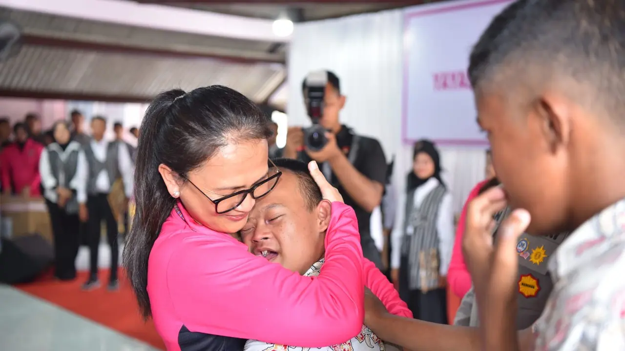 Ketum Bhayangkari Tinjau Makan Bergizi Gratis di SLB Gresik