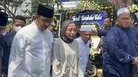 Mantan Gubernur DKI Jakarta Anies Baswedan tiba di rumah duka mantan Wakil Ketua DPRD DKI Jakarta M Taufik. (Liputan6.com/ Muhammad Radityo)