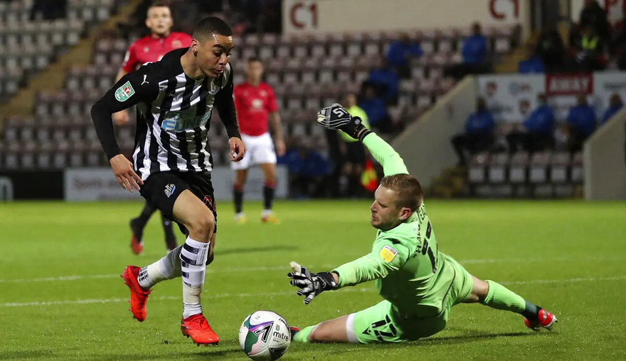 Pemain Newcastle United Miguel Almiron (kiri) mencetak gol ke gawang Morecambe pada pertandingan Piala Liga Inggris di The Globe Arena, Morecambe, Inggris, Rabu (23/9/2020). Newcastle United mengalahkan Morecambe dengan skor 7-0. (Martin Rickett/Pool Photo via AP)