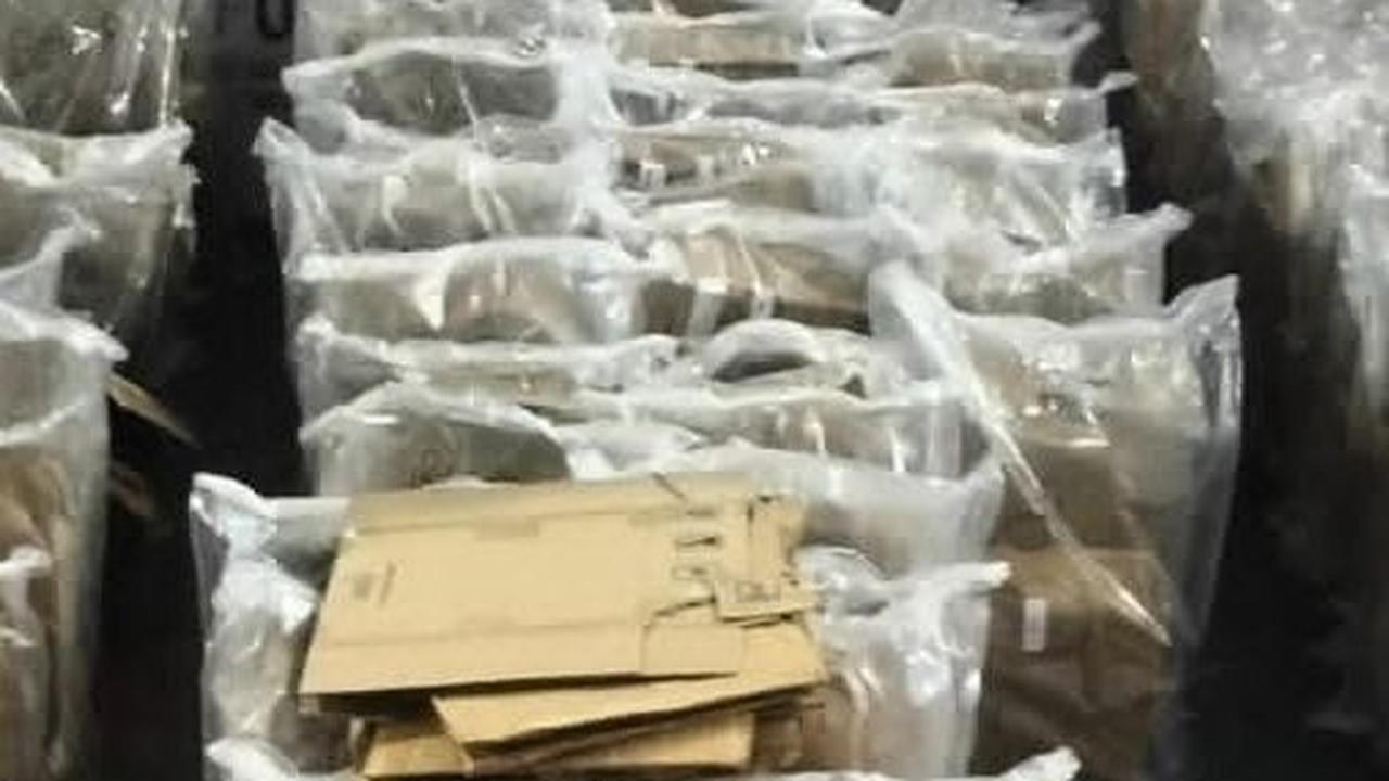 Dikawal 4 Personel Polisi, Ribuan Surat Suara di Kantor Kecamatan Rohil Dipindah ke GOR