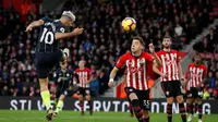 Striker Manchester City Sergio Aguero (kiri) mencetak gol ke gawang Southampton pada lanjutan Liga Inggris di St Mary's Stadium, Minggu (30/12/2018). (Twitter EPL)