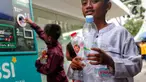 Seorang anak membawa botol plastik bekas untuk dimasukkan ke Reverse Vending Machine (RVM) di halaman Masjid Istiqlal, Jakarta, Senin (5/6/2023). (Liputan6.com/Angga Yuniar)
