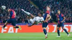 Pemain Inter Milan, Denzel Dumfries, mencetak gol ke gawang Barcelona dalam duel leg pertama semifinal Liga Champions di Estadi Olimpic Lluis Companys, Kamis (1/5/2025) dini hari WIB. (AP Photo/Joan Monfort)