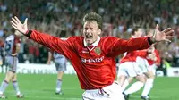 Manchester United striker Teddy Sherringham celebrates after equalising against Bayern Munich in the EUFA Champions League final, 26 May 1999 in Barcelona. United went on to win the game 2-1. (ELECTRONIC IMAGE)