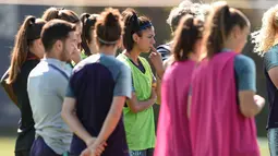 Bek Barcelona Leila Ouahabi (tengah) mendengarkan pelatih Luis Cortes berbicara selama latihan di Joan Gamper Sports City, Barcelona (15/5/2019). Tim wanita Barcelona akan bertanding melawan Lyon pada final Liga Champions 18 Mei 2019 di stadio Groupama Arena. (AFP Photo/Josep Lago)